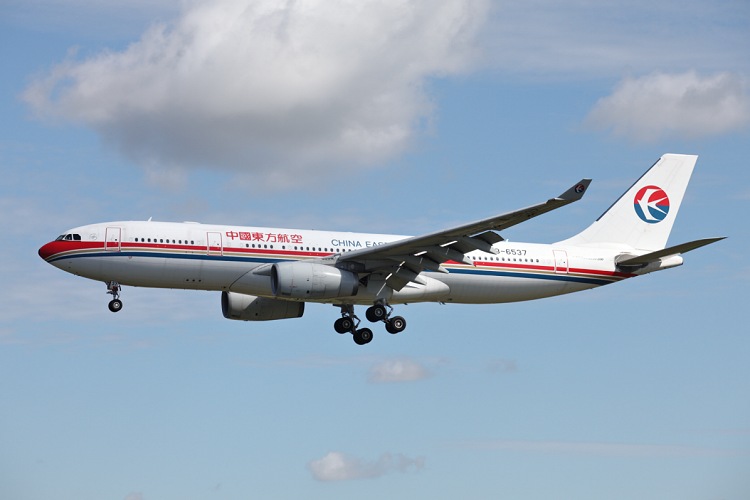 Airbus A330-243, China Eastern Airlines, registrace B-6537