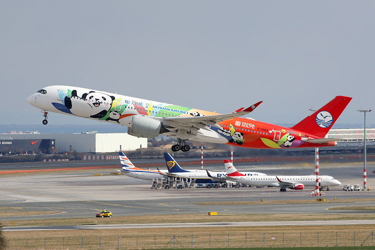 Airbus A350-941, Sichuan Airlines, registrace B-306N (Panda route logojet)