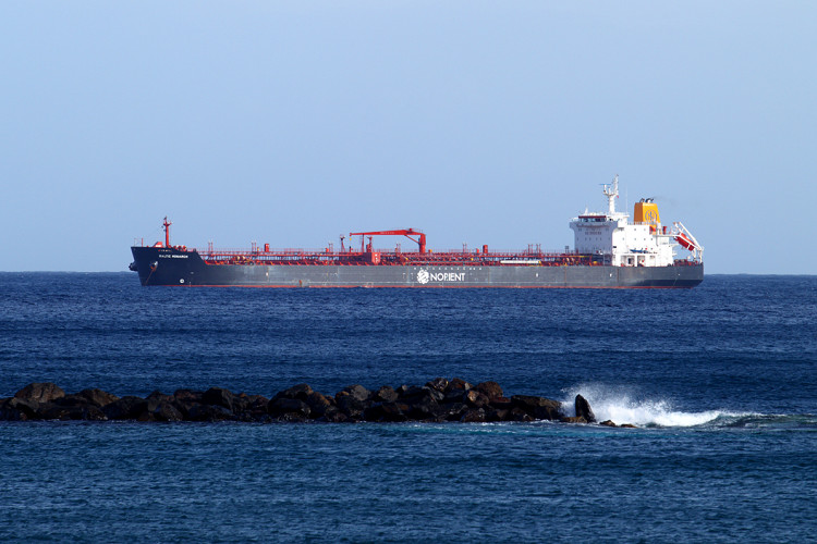 Baltic Monarch (oil/chemical tanker, délka 182m, šíře 27m, deadweight 37 273t), Tenerife, Kanárské ostrovy