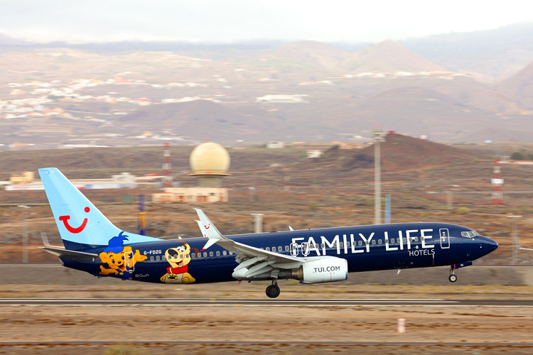 Boeing B737-8K5, TUI Airways, registrace G-FDZG (Family life logojet)