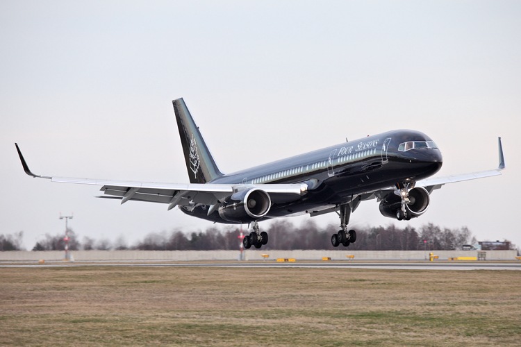 Boeing B757-2K2, TAG Aviation, registrace G-TCSX (Four Seasons livery)