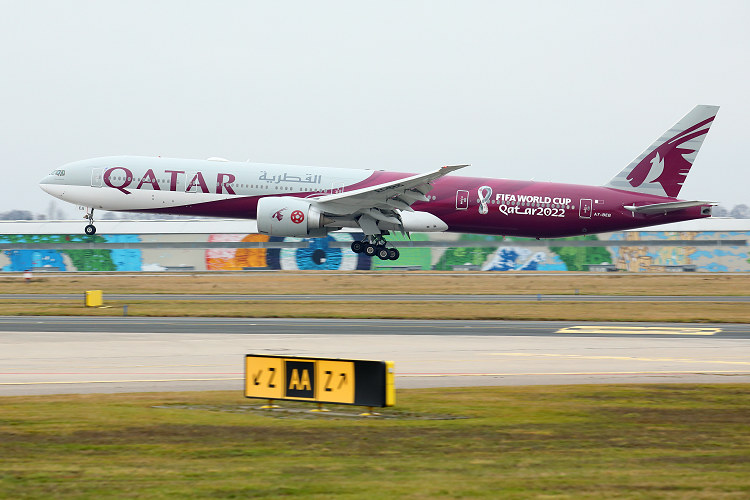 Boeing B777-3DZ(ER), Qatar Airways, registrace A7-BEB (FIFA World Cup 2022 Qatar livery)