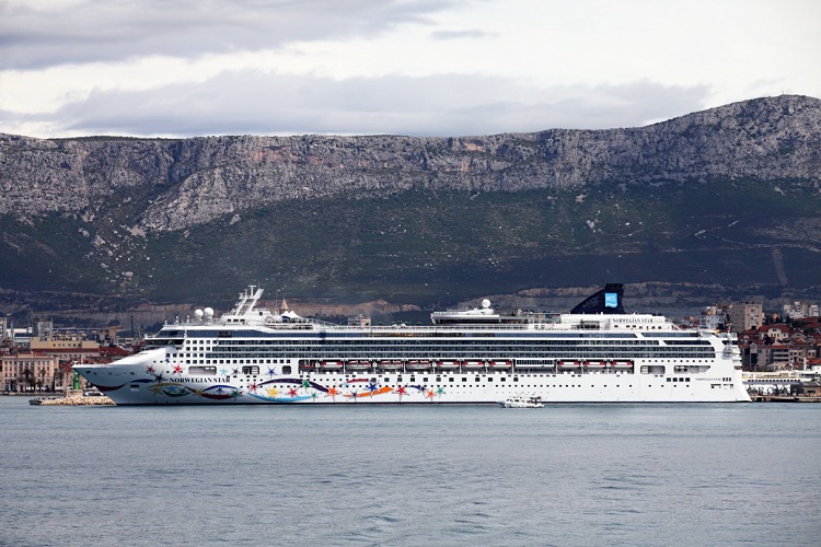 Norwegian Star (Passanger ship, délka 294m, šíře 32m, deadweight 7 500t)